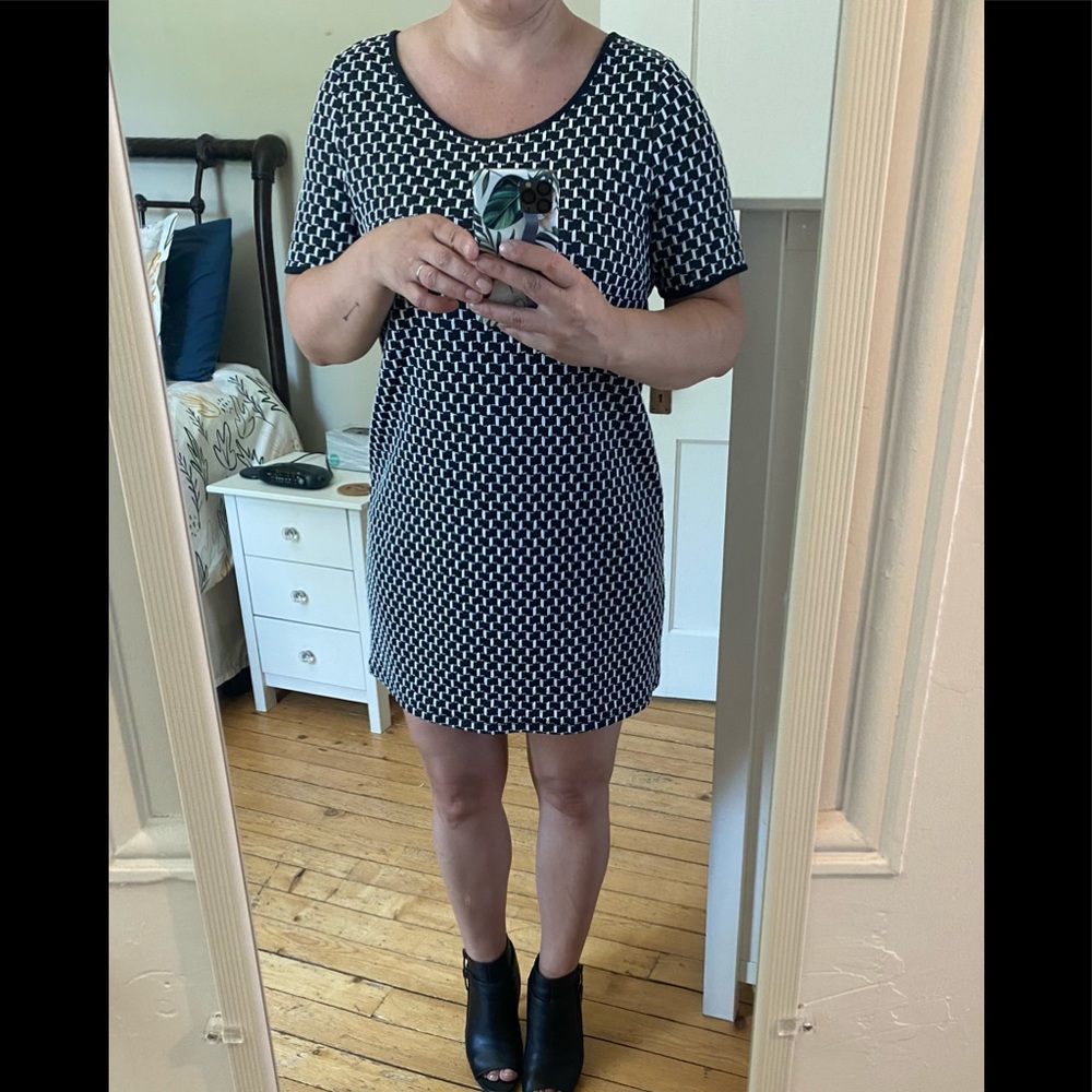You are not alone mini dress. Black & white. Size Medium. Lenght 31’’.